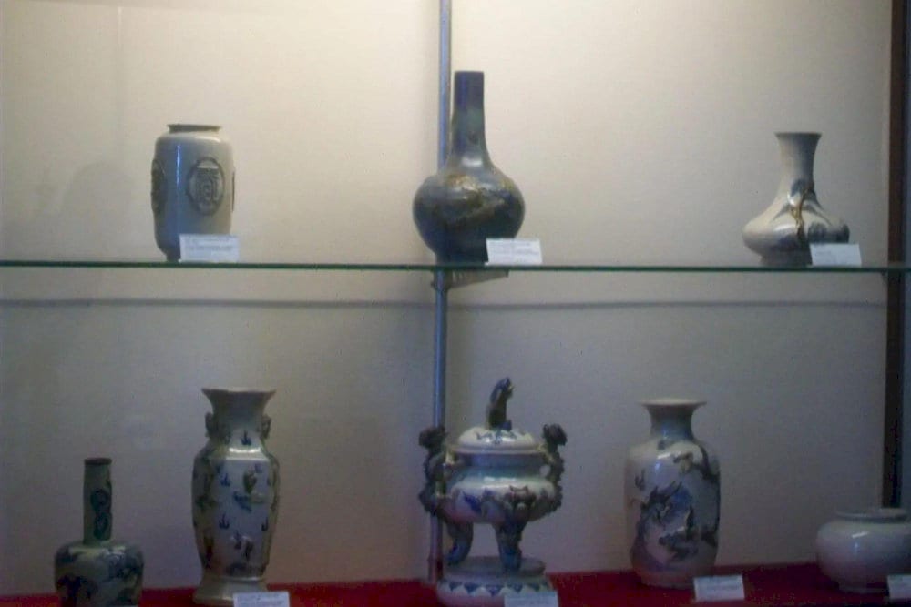 In the late 19th and early 20th centuries, renowned Vietnamese ceramic hubs like Bat Trang, Phu Lang, and Bien Hoa produced a diverse range of ceramic products